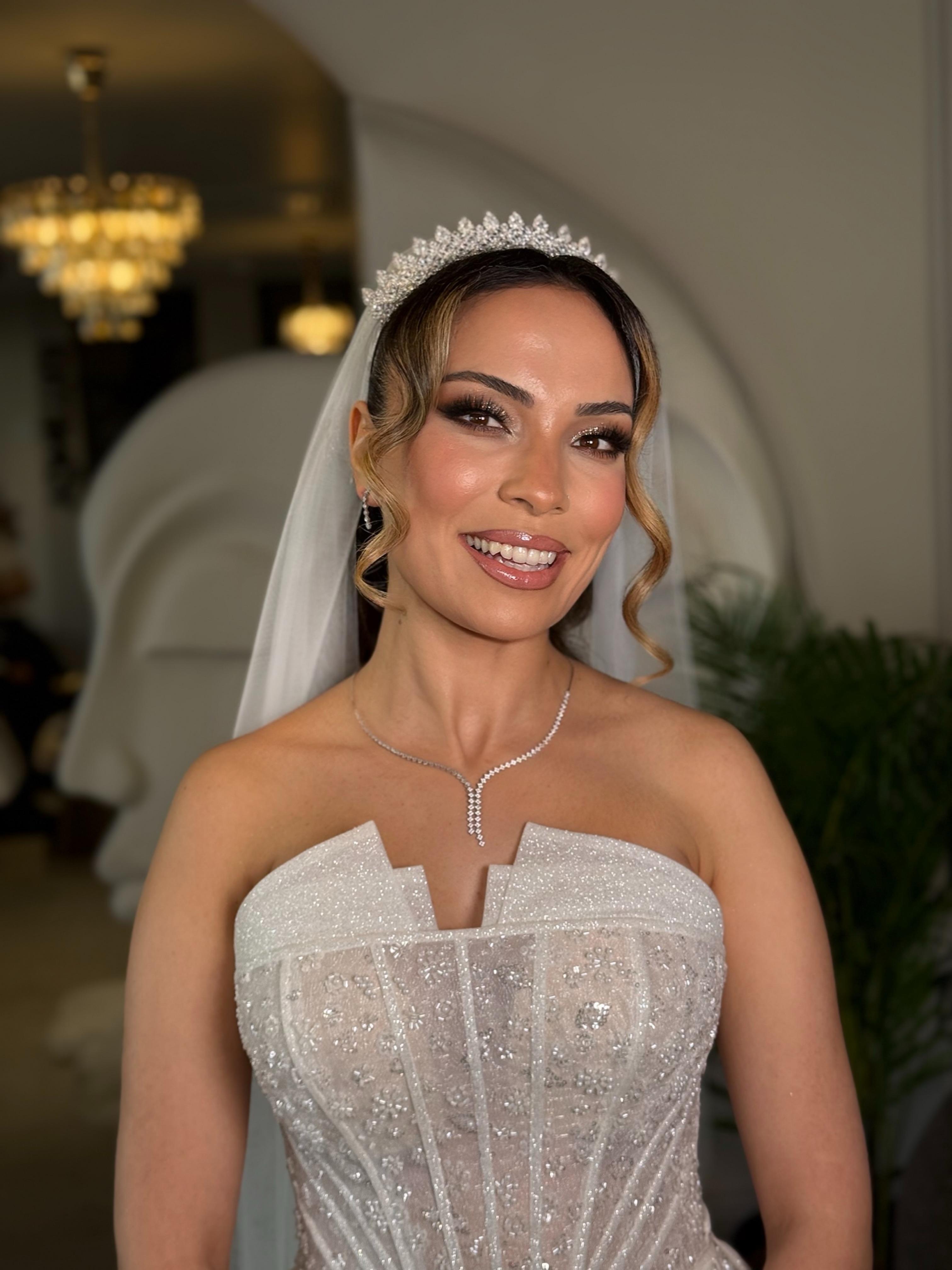 İhtişamlı ve zarif gelin saçı görseli