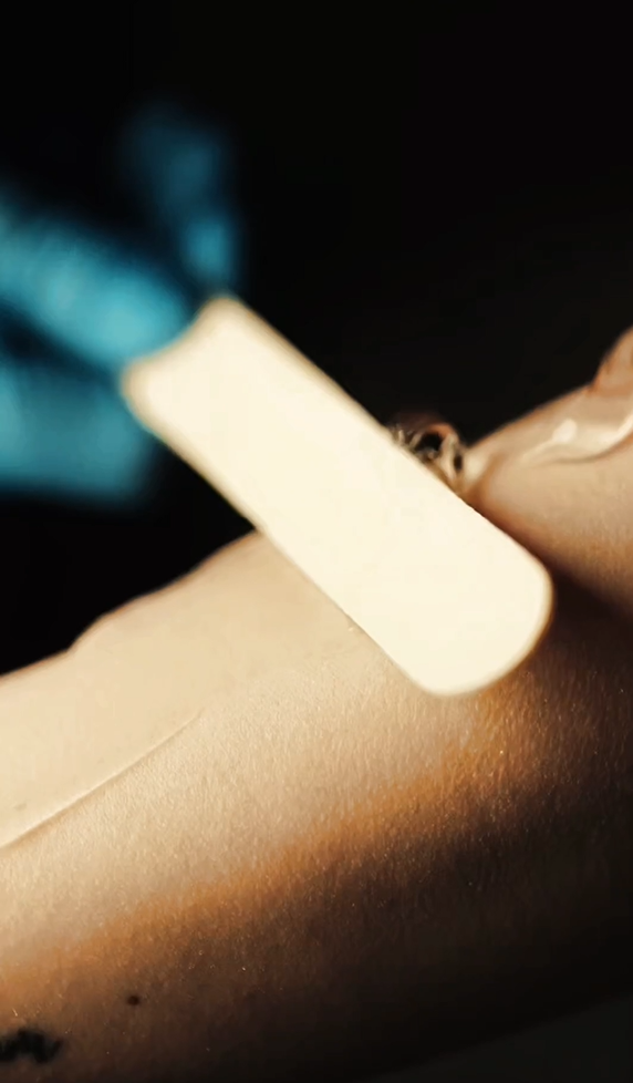 Alby diode lazer epilasyon için jel sürme görseli